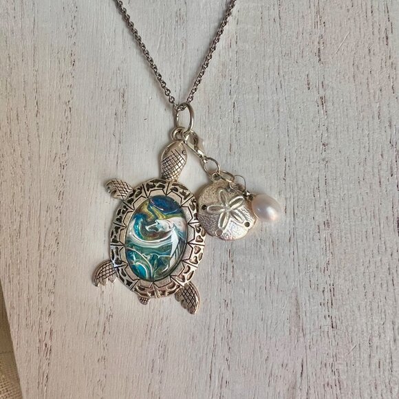Silver Metal Hand Painted Turtle Necklace Real Pearl & Metal Sand Dollar Charm - Picture 1 of 11